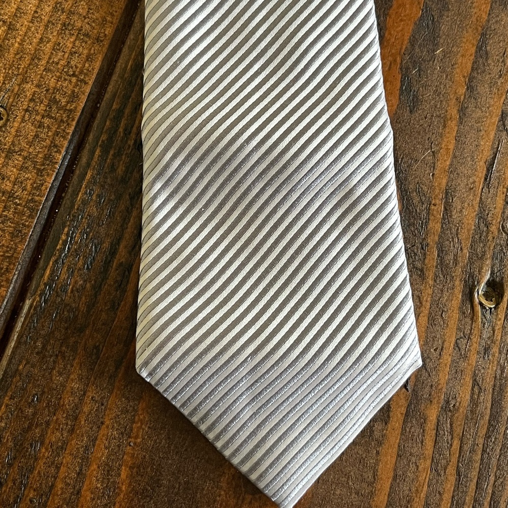 NEW WITH TAGS David Donahue Silver Silk Tie